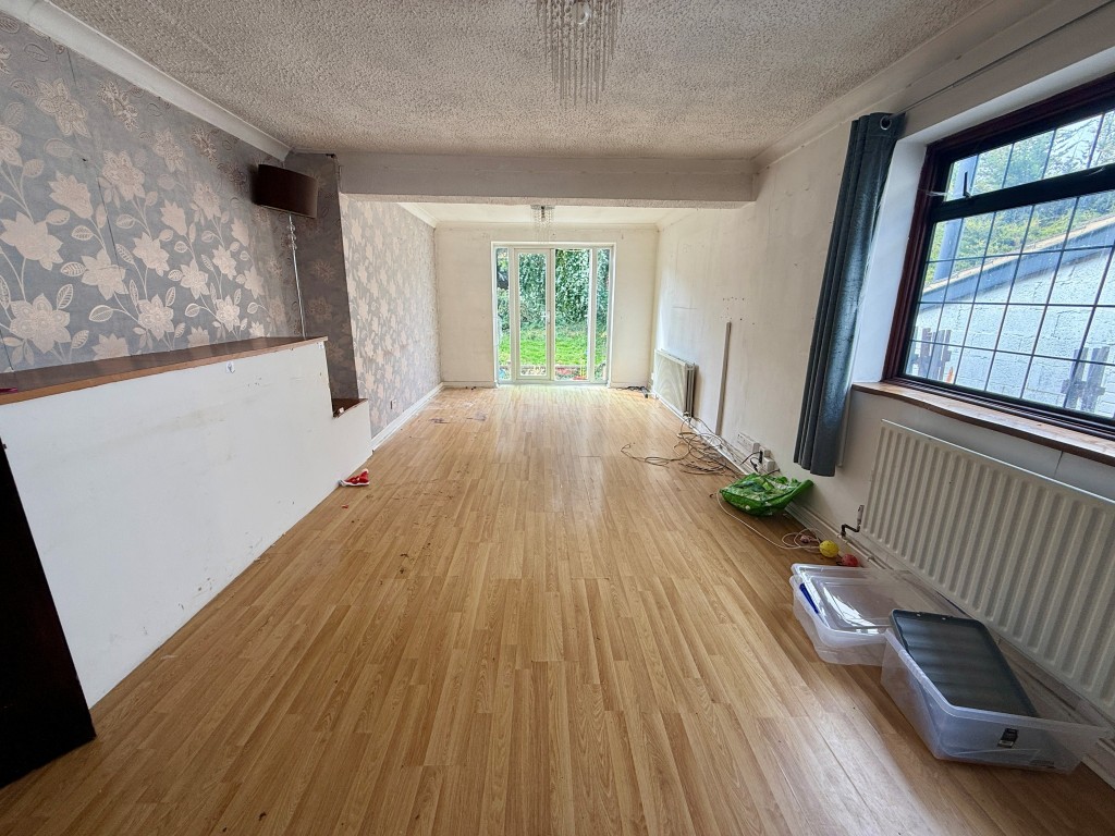 Lot: 38 - PLANNING FOR CONVERSION INTO FOUR-BEDROOM HOUSE WITH EN-SUITES - Living room with access to garden